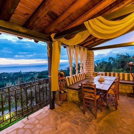 Majestic Chateau - Spectacular Seascapes & Pool Vila