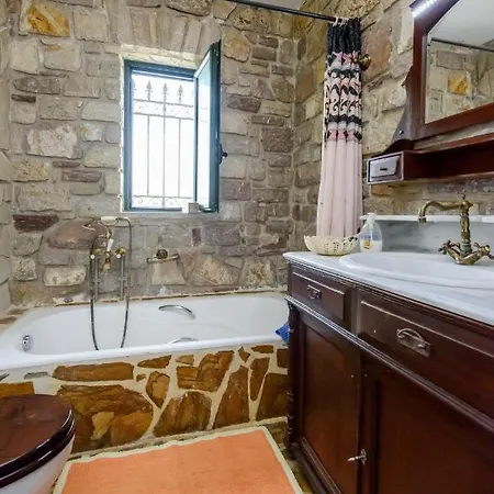 Majestic Chateau - Spectacular Seascapes & Pool فيلة