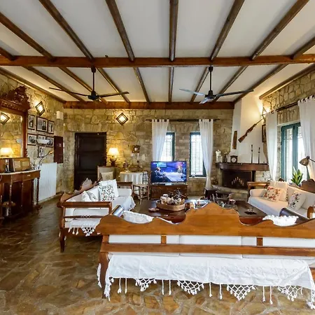 Majestic Chateau - Spectacular Seascapes & Pool فيلة كالاماتا