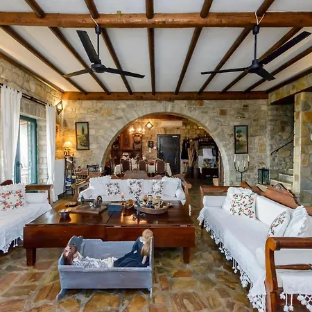 Majestic Chateau - Spectacular Seascapes & Pool *