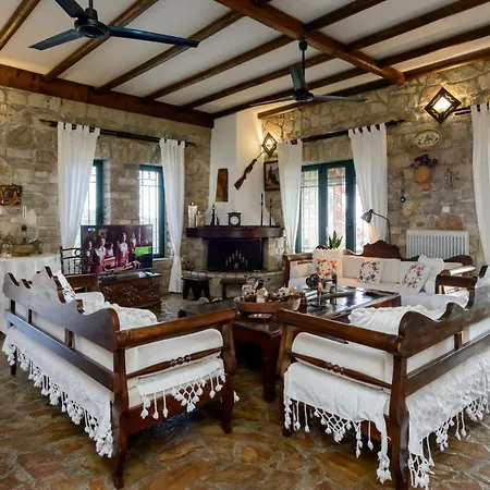 Majestic Chateau - Spectacular Seascapes & Pool كالاماتا