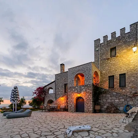 Majestic Chateau - Spectacular Seascapes & Pool Willa
